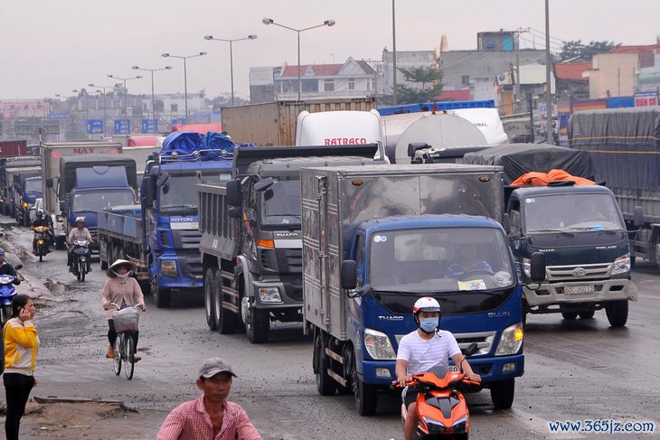 Đèn đỏ trên quốc lộ 51 bị đơ， tài xế xếp hàng dài ùn tắc mà không dám chạy - Ảnh 1.