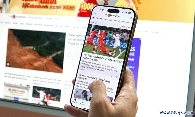 Một người dùng đang đọc tin tức trên VnExpress. Ảnh: Lưu Quý