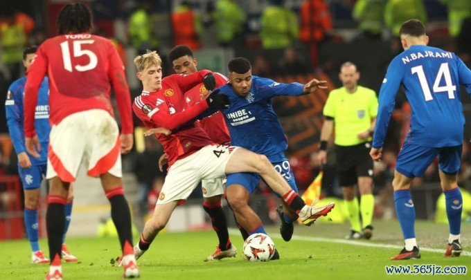 Toby Collyer tranh chấp bóng trong trận thắng Rangers 2-1 trên sân Old Trafford， thành phố Manchester， Anh， tối 23/1/2025. Ảnh: Shutterstock