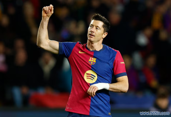 Robert Lewandowski mừng bàn thứ sáu trong trận Barca thắng Valencia 7-1 trên sân Montjuic， Barcelona， Tây Ban Nha ngày 26/1. Ảnh: Reuters