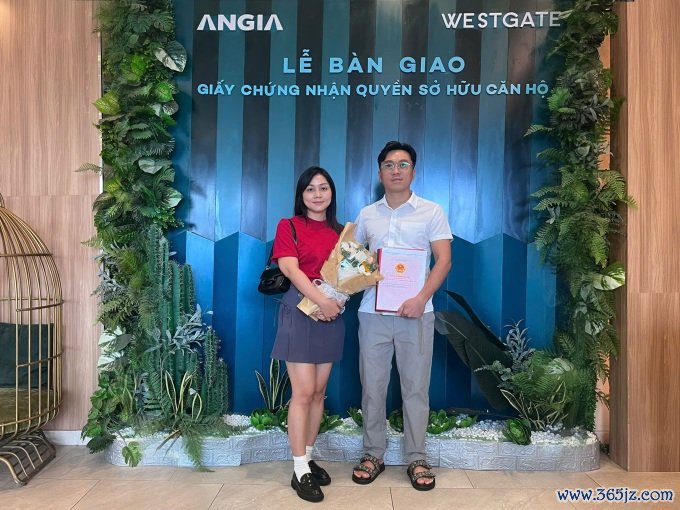 Cư dân Westgate nhận sổ hồng. Ảnh: An Gia