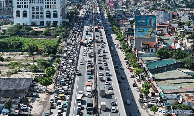 Đường vành đai 3 trên cao qua - đoạn phía dưới qua Nguyễn Xiển và Nghiêm Xuân Yêm， huyện Thanh Trì， Hà Nội cuối tháng 8/2024. Ảnh: Phạm Chiểu