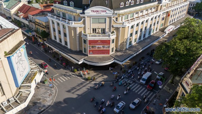 Ngã tư Hàng Khay - Hàng Bài - Tràng Tiền - Đinh Tiên Hoàng， những con phố có giá đất cao nhất Hà Nội. Ảnh: Giang Huy